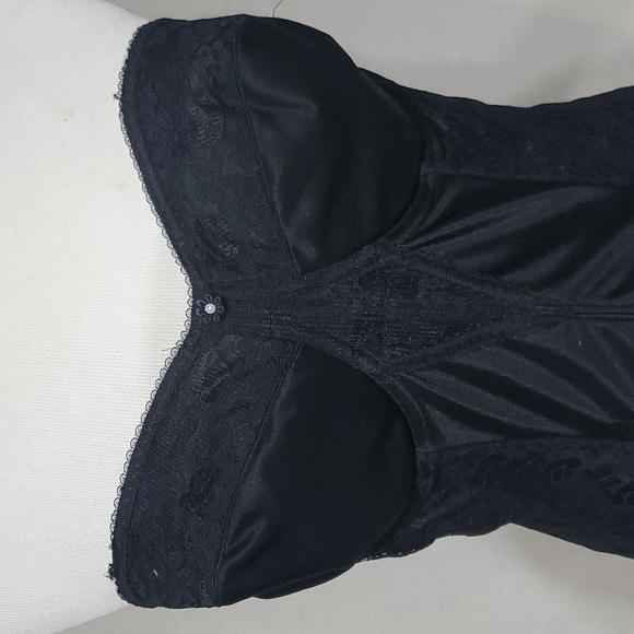 Black lace corset - Picture 2 of 6